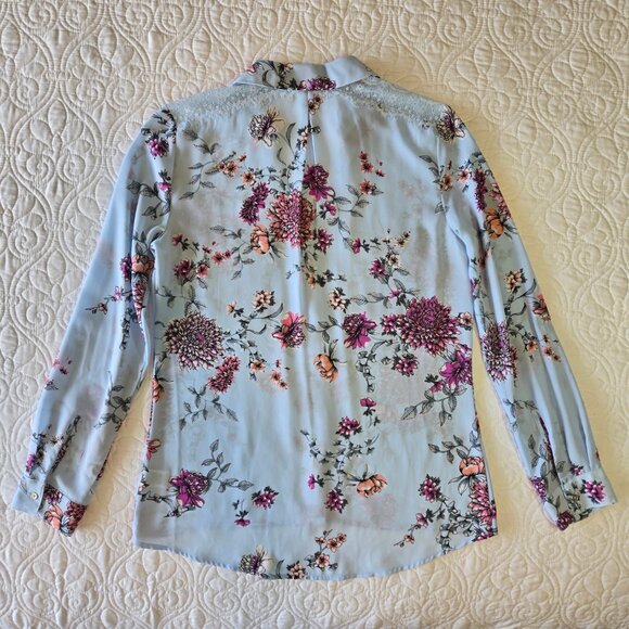 Candie's Floral and Lace Button Up Blouse Blue in a Misses size Small - Picture 5 of 13